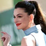 Anne Hathaway kókuszvizes körmei a nyár legelegánsabb manikűrtrendjét hozzák el