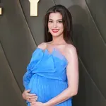 Anne Hathaway új szintre emelte a kismamadivatot: két lenyűgöző ruha az Odüsszeia premierjén