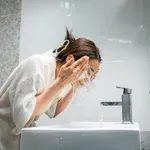 A szépségszakértő figyelmeztet – komoly gond lehet belőle, ha így mosod az arcod