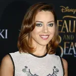 Káprázatos Chanel ruhában mutatta meg gömbölyödő pocakját a várandós Aubrey Plaza – FOTÓK