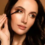 A barna szempillaspirál története: így lett egy régi kedvencből újra beauty trend