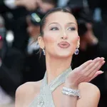 Bella Hadid narancssárga miniruhában idézte meg a '60-as éveket New Yorkban