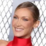 A szürke nem unalmas! Bella Hadid nappalija megmutatja, hogyan lesz izgalmas egy semleges tér