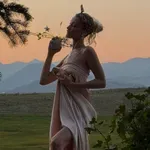 Bella Hadid álomszép selyemruhában pózolt – ez a szín igazi jolly joker a nyár végére