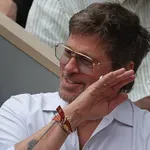 Brad Pitt a divat fővárosában is magára vonta a figyelmet – púderrózsaszínben