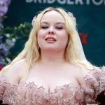 Meghökkentő vallomást tett a Bridgerton színésznője, már nagyon unja, hogy mindig a testéről beszélnek