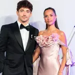 Charles Leclerc és a felesége csak úgy ragyogtak a vörös szőnyegen, Alexandra szatén ruháját akarja most mindenki