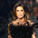A 60 éves Cindy Crawford így tért vissza a kifutóra