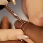 Viszlát, pasztell! Ezek a földszínű körömtrendek hódítanak idén tavasszal