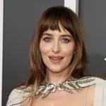 Dakota Johnson kertjében nem kerítés tagolja a tereket – cserepes növényekből alakítottak ki élő határvonalat