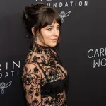 Dakota Johnson megmutatta, hogyan lehet tetőtől talpig feketét viselni anélkül, hogy unalmassá válna