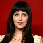 Dakota Johnson megint elkápráztat: ebben a merész, flitteres Valentino ruhában ragyogott Londonban