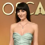 Dakota Johnson vörös szőnyeges szettjétől az áll is leesik – ebben a kis feketében hódított