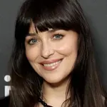 Fa lambéria, mustársárga ágy és perzsa szőnyeg – a tervezők most Dakota Johnson gyönyörű hálószobáját dicsérik