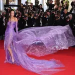 Demi Moore már megint ellopta a show-t Cannes-ban, nem akármilyen lila ruhában érkezett a vörös szőnyegre