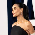 Demi Moore tovább ragyog Cannes-ban: most egy fekete tollas szettel hódított a vörös szőnyegen