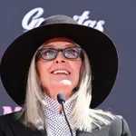 A stílus nem trend, hanem hitelesség – Diane Keaton rozsdamentes acél konyhája rusztikus falak között
