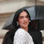 Dua Lipa esküvői szettje új irányt hozhat a menyasszonyi divatba, ezért beszél most róla mindenki