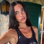 Dua Lipa nászutas fotókat mutatott, és a bikinijei vitték el a show-t
