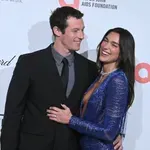 Így jelent meg először férjként és feleségként Dua Lipa és Callum Turner