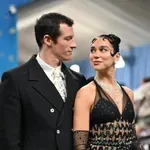 Dua Lipa vőlegénye elmesélte megismerkedésük filmbe illő történetét