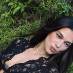 Dua Lipa eljegyzési gyűrűje minden, csak nem hagyományos...és erről beszélnünk kell