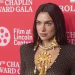 Dua Lipa pöttyös bikinije szexi és megfizethető