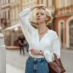 Itt az elavult blúztrend, ami most visszatért, és mindenki ezt viseli farmernadrággal