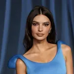 Semleges színek, mégis izgalmas és karakteres – Emily Ratajkowski nappalijának titka