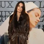 Sikkes és időtlen – Emily Ratajkowski kabátja a késő ősz kulcsdarabja