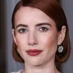 Vintage szekrényből art deco mini bár – Emma Roberts megoldása kis lakásban is működik