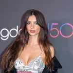 Emily Ratajkowski mikrobikiniben tündököl: így viseli a nyár legmerészebb strandtrendjét
