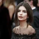 Emily Ratajkowski áttetsző estélyije minden tekintetet magára vonzott, így ragyogott Londonban