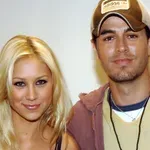 Megszületett Enrique Iglesias és Anna Kurnyikova negyedik gyermeke – fotón a csöppség