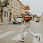Fehér sportcipő ősszel? Így viseld a cipők sztárját hűvösebb időben