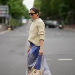 Szimpla pulóver, feltűnő szoknya októberben – ez az ősz legsikkesebb párosítása