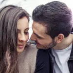 7 romantikusnak tűnő gesztus, ami valójában a love bombing jele lehet