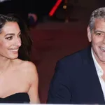 A sötétkék kanapé is lehet elegáns és otthonos – George Clooney gyönyörű nappaliját te is elfogadnád