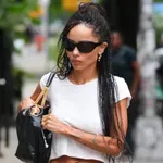 Zoë Kravitz visszahozta a 2000-es évek legmegosztóbb farmertrendjét – így viseld 2026-ban