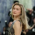 Gigi Hadid ebben mesés rózsaszín gyöngyruhában érkezett Taylor Swifték esüvőjére – FOTÓ