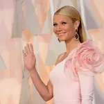 Édesapja nyomdokaiba lépett, énekesnőként debütált Gwyneth Paltrow és Chris Martin lánya