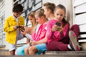 3 jel, hogy a gyermeked túl sokat használja a közösségi médiát