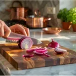 Ezt az 5 ételt soha ne vágd fa vágódeszkán – ha szép deszkát szeretnél