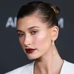Hailey Bieber konyhája megmutatja, mi lesz 2026 legtrendibb árnyalata – a sötétkék az új semleges