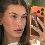 Hailey Bieber cukorkaszínű bikinije a nyár sztárja, ilyet akar most mindenki