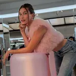 Hailey Bieber megmutatta, hogyan viseljük idén ősszel a fekete csipkét