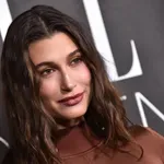 Eszpresszóbarnára váltott Hailey Bieber, ez az árnyalat lehet az ősz slágere