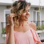 Mit jelent, ha valaki beszélgetés közben a haját csavargatja?