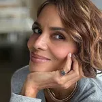Halle Berry 60 éves lett – ebben az áttetsző selyemköntösben ünnepelte a születésnapját