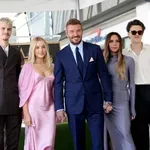 Mindenki Harper Beckham ruhájáról beszél: ebben a pánt nélküli dressben érkezett Victoria Beckham párizsi bemutatójára